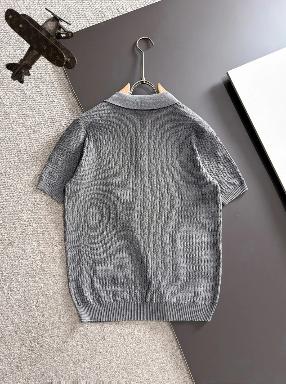 Next day delivery P165 High Quality Mouth Covered 2026 Summer New Arrival Men's Short Sleeve T-shirt Made of combed cotton yarn knitted cotton fabric, pure cotton high weight special yarn, it feels full of weight when weighed, and the upper body is more textured than ordinary T-shirts. This texture can cope with the weather easily and is suitable for both hot and cold! The pattern on the chest adopts three-dimensional embroidery technology, and is perfectly produced stitch by stitch with reference to the original version! Loose fit design, looks noble. Size: M to XXXL